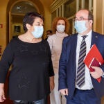 La alcaldesa de Segovia, Clara Luquero acompañada de la delegada del Gobierno en Segovia, Lirio Martín, reciben en el Ayuntamiento al ministro de Cultura y Deporte, Miquel Iceta