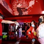 Un camarero sirve una bebida en el interior de una discoteca en Madrid