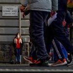 Varios viandantes caminan por las calles de Nápoles aún bajo fuertes restricciones