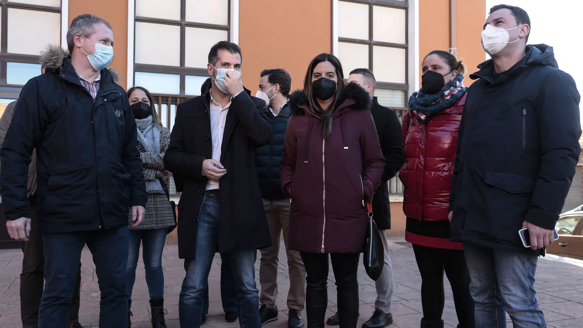 El candidato del PSOE a la Presidencia de la Junta de Castilla y León, Luis Tudanca, visita el consultorio de Navatejera acompañado por el secretario general del PSOE de León, Javier Alfonso Cendón, la cabeza de lista por la provincia a las Cortes, Nuria Rubio, y el portavoz del Grupo Municipal Socialista y vocal de la Junta Vecinal de Navatejera, Jorge Pérez