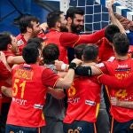 Los jugadores españoles celebran con su portero, Gonzalo Pérez de Vargas, la clasificación para la final del Europeo de balonmano