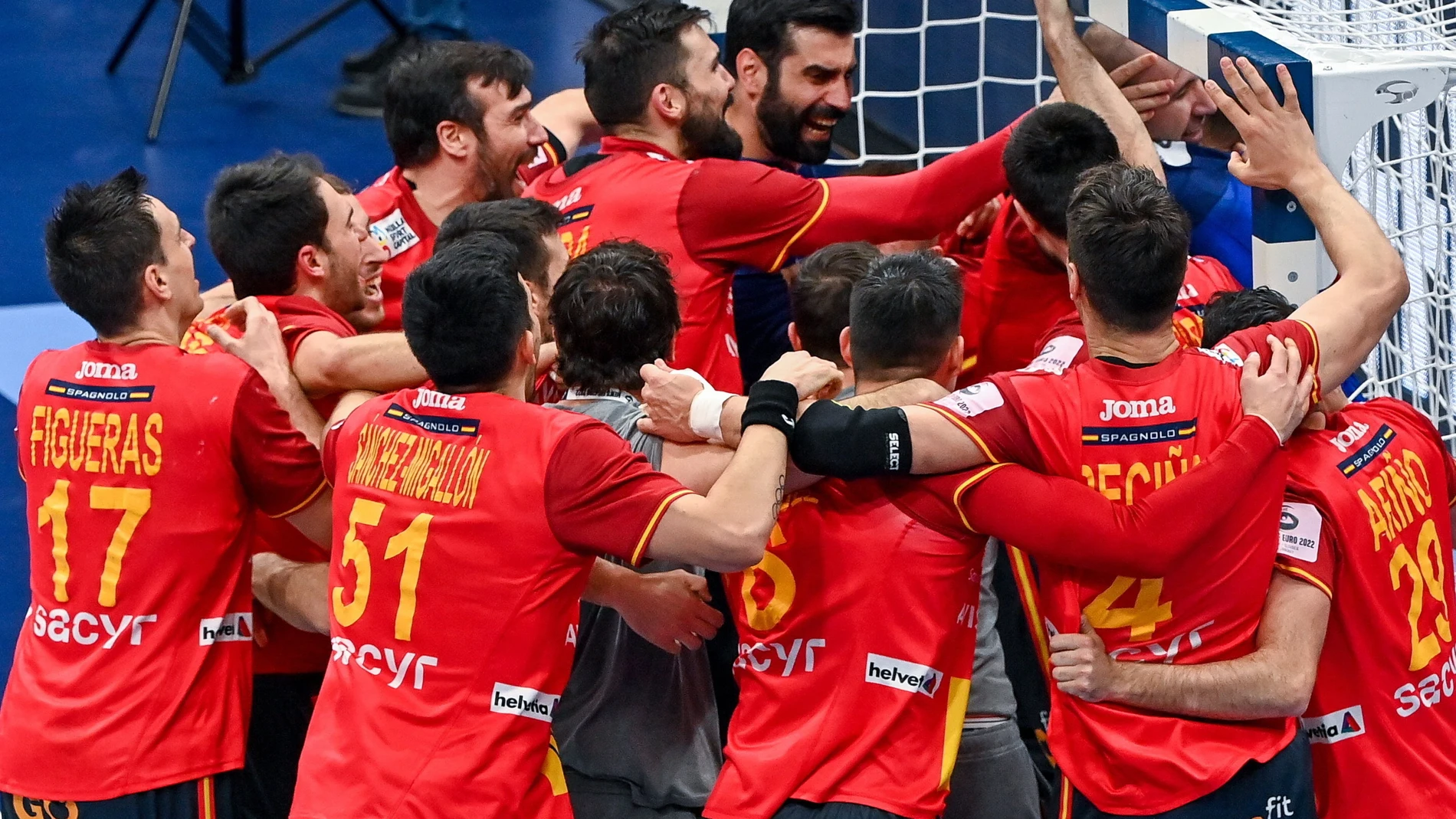 Los jugadores españoles celebran con su portero, Gonzalo Pérez de Vargas, la clasificación para la final del Europeo de balonmano