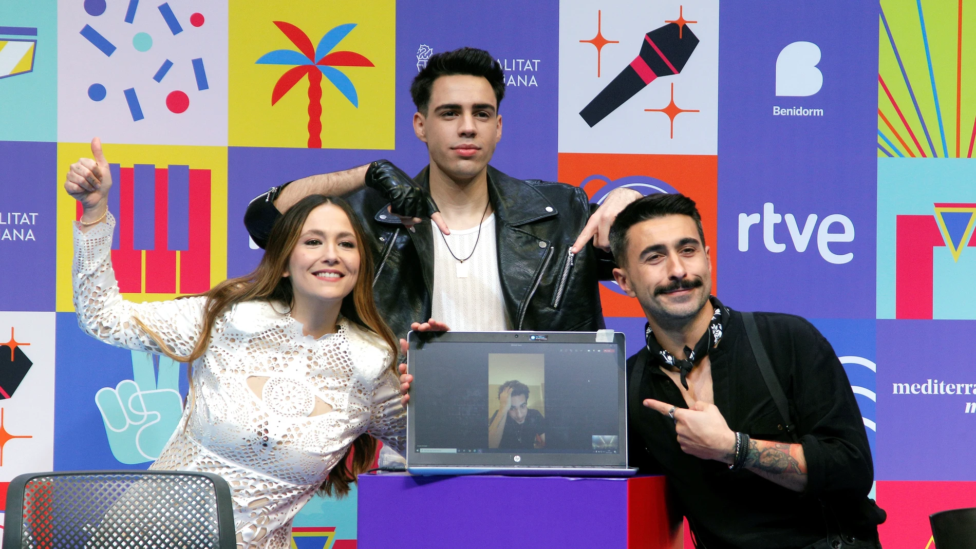 BENIDORM (ALICANTE), 27/01/2022.- Los cantantes (i-d) Rigoberta Bandini, Xeinn, Rayden y Gonzalo Hermida, desde su confinamiento, celebran hoy jueves tras pasar a la final en el Benidorm Fest, festival en el que se elige al representante de España en Eurovisión 2022. EFE/Morell