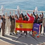 GRAFCVA2450. BENIDORM (ALICANTE), 28/01/2022.- Los finalistas del Benidorm Fest en el Mirador del Castillo de Benidorm: Rayden, Tanxugueiras, Blanca Paloma, Chanel, Rigoberta Bandini, Varry Brava, Xeinn y Gonzalo Hermida que no está por ser positivo en Covid-19 junto a la presentadora, María Eizaguirre (c). Efe/Morell