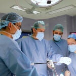 Equipo de médicos del Centro de Excelencia para el Tratamiento de la Obesidad de Quirónsalud Sagrado Corazón de Sevilla durante una operación