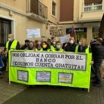 La plataforma Yayoflautas Murcia se manifiesta por la exclusión financiera ante una sucursal bancaria en Murcia a día 25 de enero de 2021 (@MariaMarinMart)