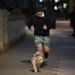 El primer ministro, Boris Johnson, sale a correr por el centro de Londres con ese atuendo