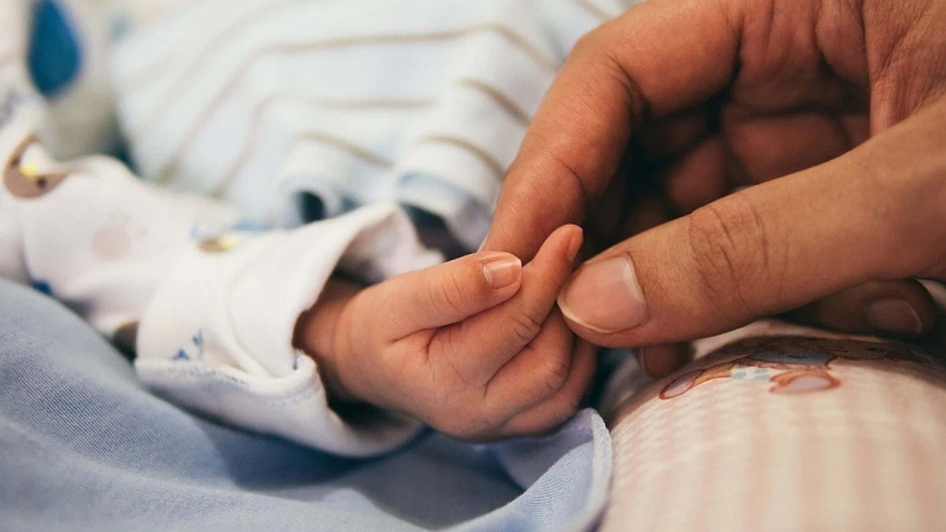 Un bebé y su madre en Castilla y León