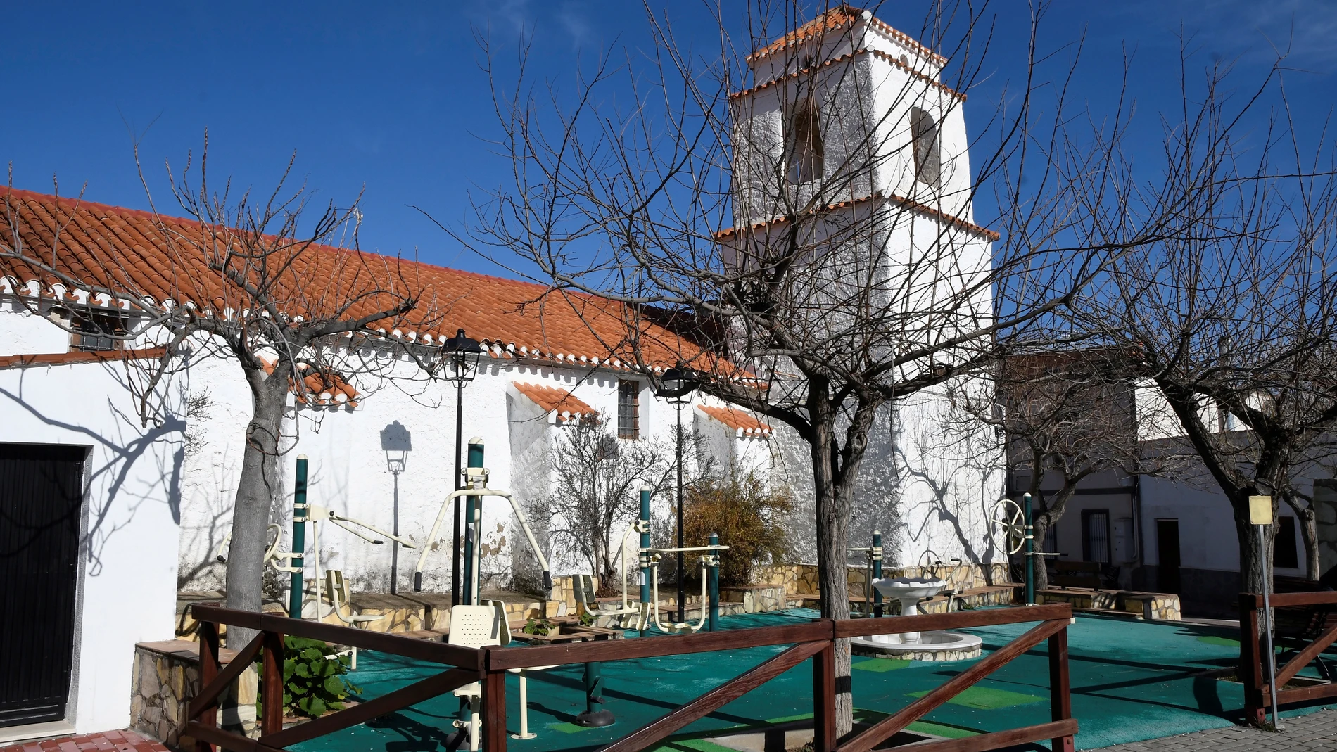 Una plaza de la localidad de Benitagla en Almería. EFE / Carlos Barba