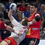 Iñaki Peciña defiende a Mathias Gidsel, al lado de Gedeón Guardiola, en la semifinal ante Dinamarca