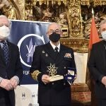 La Fundación VIII Centenario de la Catedral. Burgos 2021 recibe al jefe de Estado Mayor de la Defensa (Jemad), el almirante general Teodoro Esteban López Calderón, a quien se le hace entrega de una moneda conmemorativa del VIII Centenario
