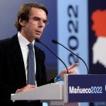 VALLADOLID, 29/01/2022.- El expresidente del Gobierno José María Aznar, clausura en Valladolid un acto de la campaña electoral a la Presidencia de Castilla y León junto al candidato a la reelección por el PP, Alfonso Fernández Mañueco. EFE/NACHO GALLEGO