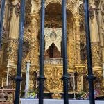 Imagen del Simpecado de la Hermandad Matriz de la Virgen del Rocío, colocado en el altar mayor de la Basílica de la aldea de El Rocío. EFE/Fermín Cabanillas
