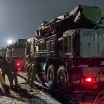 Vehículos militares rusos se preparan para salir de una plataforma ferroviaria después de llegar a Bielorrusia.