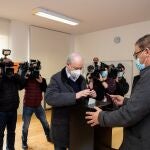 Imagen del candidato del PSD, Rui Rio, depositando su voto en la urna en las elecciones de Portugal 2022 en Porto, a 30 de enero de 2022