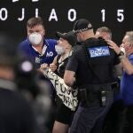 Los miembros de seguridad se llevan al espontáneo