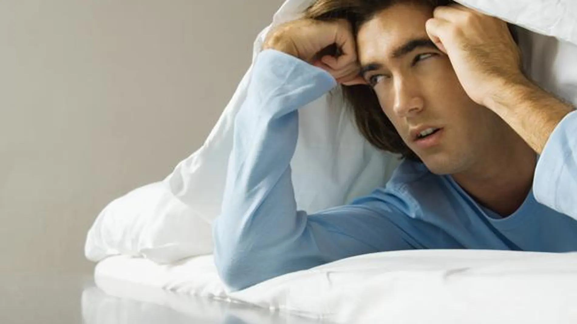 Un hombre con resaca