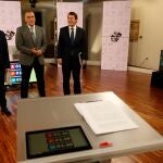 El candidato del Partido Popular a la presidencia de Castilla y León, Alfonso Fernández Mañueco (2d), el del PSOE, Luis Tudanca (i), y el candidato de Ciudadanos Francisco Igea, (d. en el monitor),