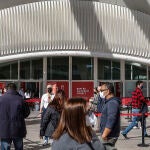Varias personas en las inmediaciones del vacunódromo instalado en la Ciutat de Les Arts i les Ciències