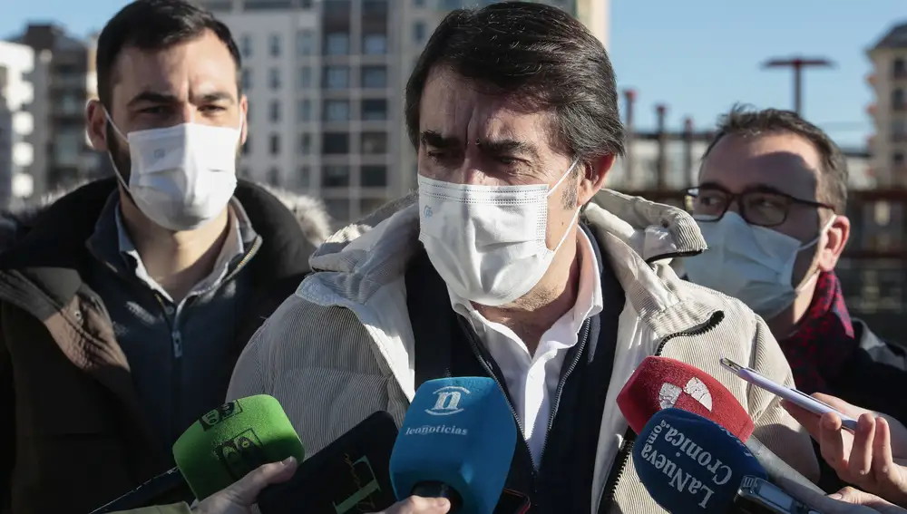 El candidato del Partido Popular a las Cortes por León, Juan Carlos Suárez-Quiñones, atiende a los medios de comunicación en el solar destinado a la construcción del nuevo Conservatorio de Música de León