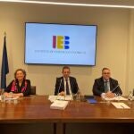 Íñigo Fernández de Mesa, presidente del Instituto de Estudios Económicos; y Pilar González de Frutos, presidenta de la Comisión Fiscal de CEOE, junto a a Gregorio Izquierdo, Director General del IEE, presentan el libro blanco para la reforma fisca