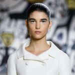 Una modelo viste Christian Dior Runway durante la colección Haute Couture 2022 - enero 2022 - París, Francia 24/01/2022