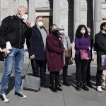La portavoz adjunta de Unidas Podemos en el Congreso, Sofía Castañón (5i), y el presidente del grupo confederal, Jaume Asens (d), comparecen tras una reunión con víctimas de abusos sexuales por parte de la Iglesia católica, en una imagen de archivo