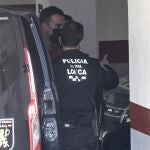 GRAF9937. LORCA (MURCIA), 01/02/2022.- Agentes de la Policía Local han arrestado este martes a uno de los ganaderos que asaltaron ayer el pleno del ayuntamiento de Lorca durante los disturbios registrados tras una manifestación contra la reforma urbanística de la normativa que regula las granjas. EFE/Marcial Guillén