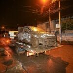 QUITO (ECUADOR), 01/02/2022.- Una grúa retira un vehículo afectado por el alud de lodo caído el día anterior sobre algunos barrios del oeste de la capital ecuatoriana y que causó al menos once víctimas mortales, según han informado las autoridades. EFE/José Jácome