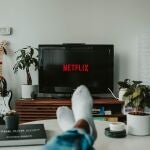 El crecimiento de las plataformas de "streaming" se ha ralentizado conforme la audiencia pasa más tiempo fuera de sus hogares.