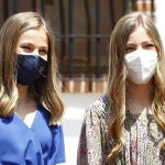 Leonor y Sofía durante la confirmación de la Princesa de Asturias, Leonor de Borbón, en Madrid el viernes 28 de mayo de 2021.