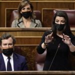 La secretaria general de Vox en el Congreso, Macarena Olona, en el Congreso de los Diputados, junto a Espinosa de los Montero