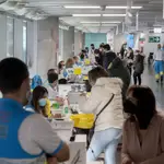 Varias personas reciben la tercera dosis contra la Covid-19 en el WiZink Center de Madrid (España), en una imagen de archivo