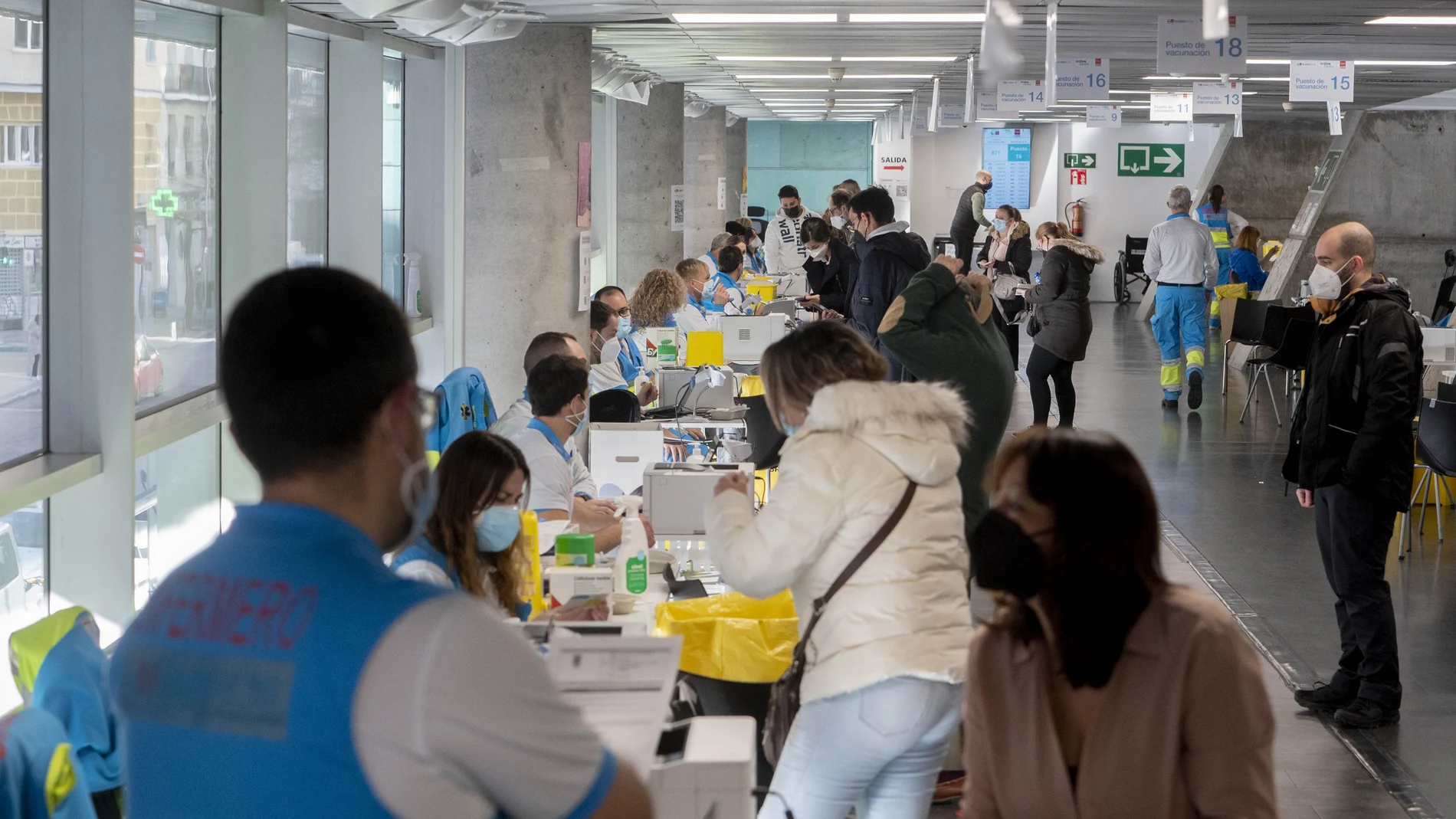 Varias personas reciben la tercera dosis contra la Covid-19 en el WiZink Center de Madrid (España), en una imagen de archivo