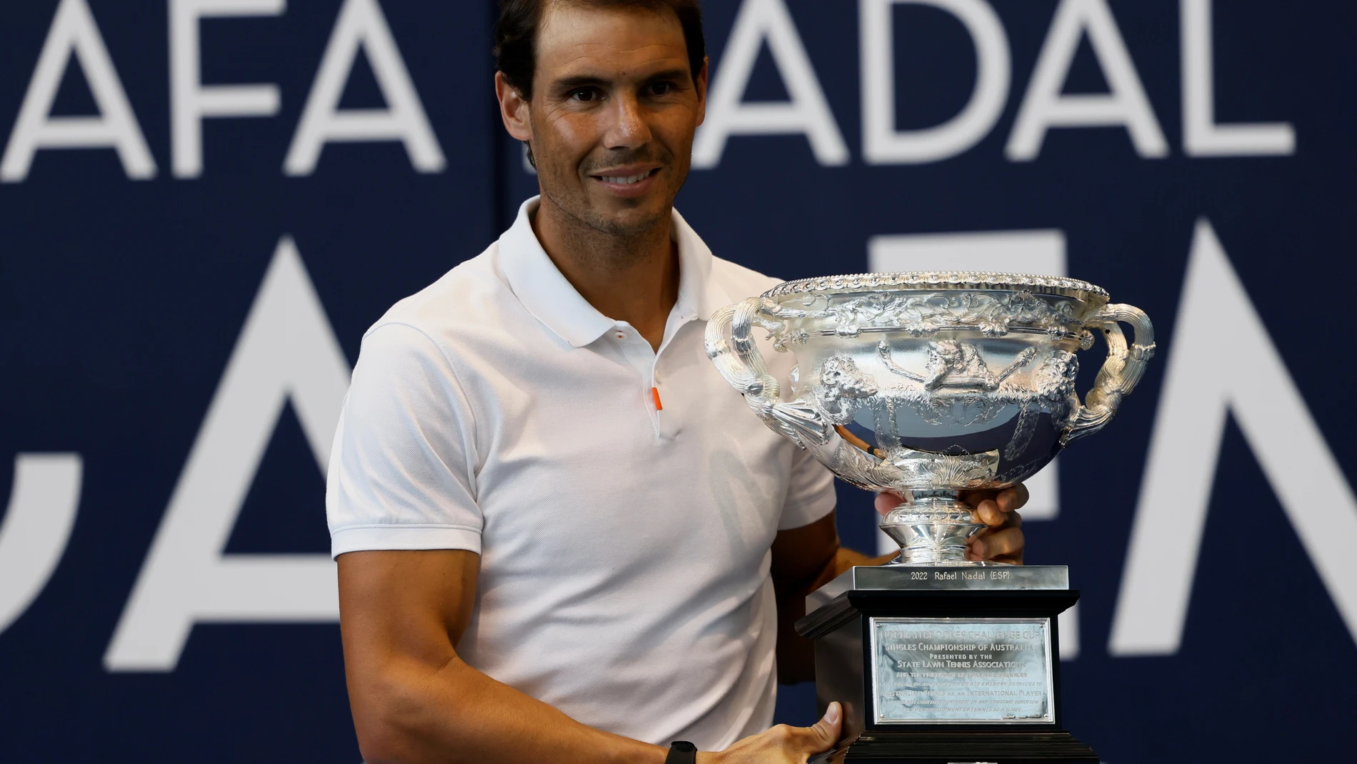 El tenista Rafael Nadal con el trofeo del Open de Australia