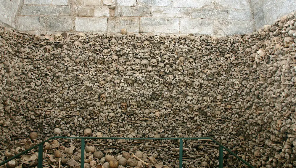 Cientos de huesos y calaveras en el osario de Wamba