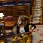 El presidente del Gobierno, Pedro Sánchez y la ministra de Trabajo, Yolanda Díaz en el pleno del Congreso de los Diputados
