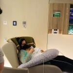 La nueva Unidad de Cuidados Intensivos de neonatología de Sant Joan de Déu facilita la práctica del método canguro y favorece el vínculo entre los padres y el bebé