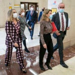 (I-D) La consejera de Fomento, Infraestructuras y ordenación del Territorio de Andalucía, Marifrán Carazo; la ministra de Transportes, Movilidad y Agenda Urbana, Raquel Sánchez; y el alcalde de Sevilla, Antonio Muñoz, a su llegada a una reunión en el Ministerio de Transportes. A. Pérez Meca / Europa Press