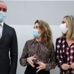 La ministra de Transportes, Raquel Sánchez (c), conversa con la consejera de Fomento, Marifrán Carazo (d), y el alcalde de Sevilla, Antonio Muñoz (i)