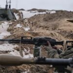 Soldados de las Fuerzas Armadas de Bielorrusia en trincheras durante un ejercicio militar en el campo de entrenamiento de Brestsky, cerca de Brest, Bielorrusia