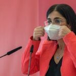 La ministra de Sanidad, Carolina Darias, durante la rueda de prensa posterior a la visita del dispositivo de vacunación en la Ciudad de las Artes y las Ciencias de Valencia