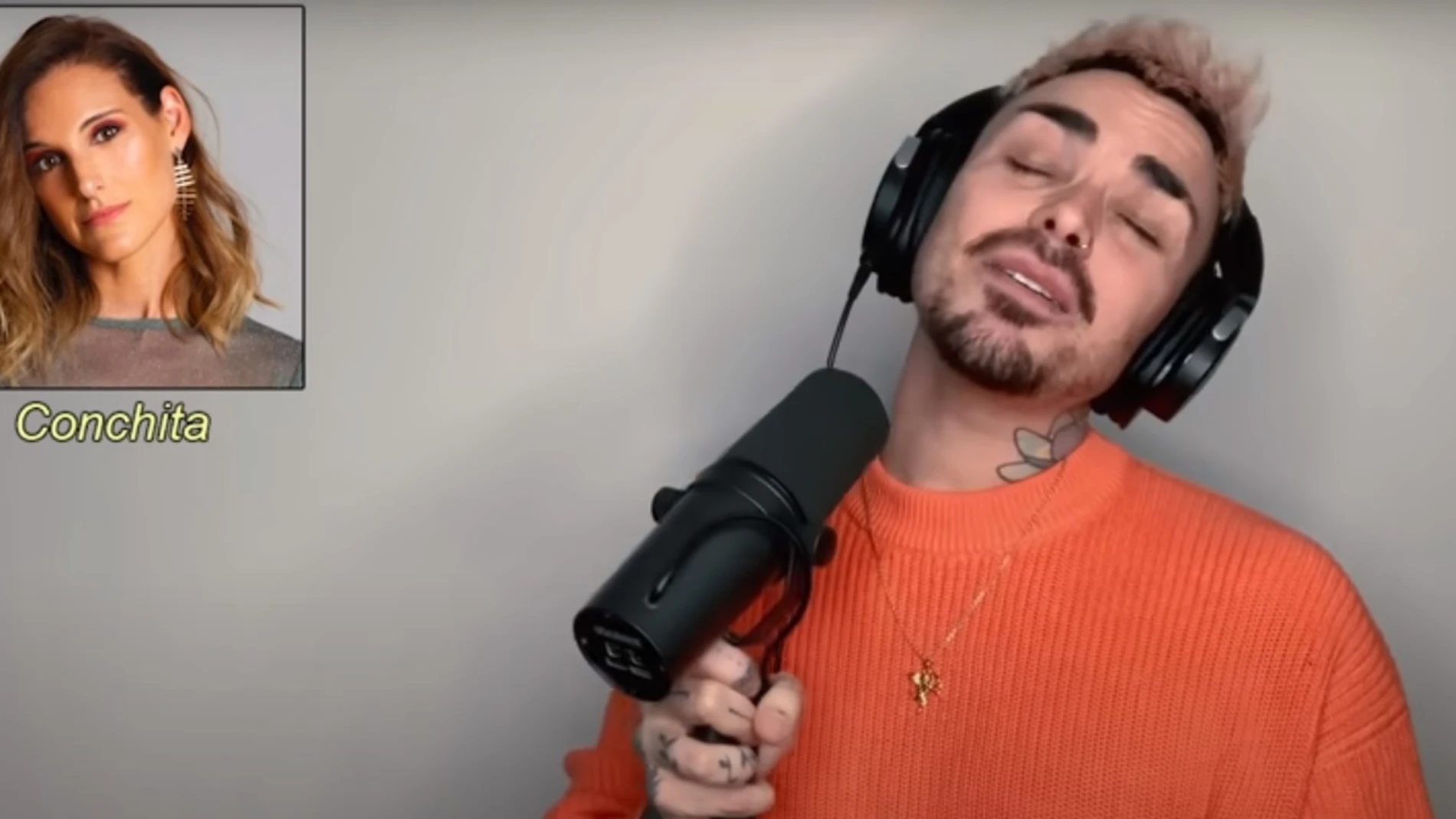 El cantante interpretando el tema de Rigoberta Bandini