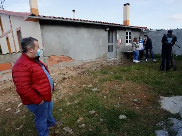 GRAF965. VALDOVIÑO, 03/02/2022.- Alfredo Sánchez Chacón, conocido como el "Rambo gallego" y condenado por matar a un joven de Cuntis (Pontevedra) en 1996, ha sido detenido este jueves por la Guardia Civil en Valdoviño (A Coruña), donde fue localizado por dos vecinos tras casi un año de fuga. En la imagen, varios vecinos junto a la vivienda a la que "Rambo gallego" intentaba acceder .EFE/ Kiko Delgado GRAF965. VALDOVIÑO, 03/02/2022.- Alfredo Sánchez Chacón, conocido como el "Rambo gallego" y condenado por matar a un joven de Cuntis (Pontevedra) en 1996, ha sido detenido este jueves por la Guardia Civil en Valdoviño (A Coruña), donde fue localizado por dos vecinos tras casi un año de fuga. En la imagen, varios vecinos junto a la vivienda a la que "Rambo gallego" intentaba acceder .EFE/ Kiko Delgado