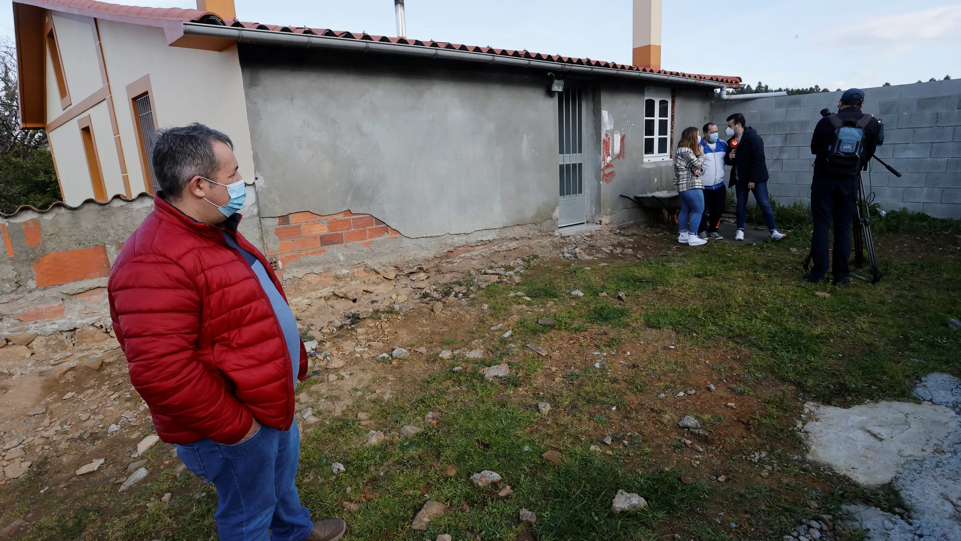 GRAF965. VALDOVIÑO, 03/02/2022.- Alfredo Sánchez Chacón, conocido como el "Rambo gallego" y condenado por matar a un joven de Cuntis (Pontevedra) en 1996, ha sido detenido este jueves por la Guardia Civil en Valdoviño (A Coruña), donde fue localizado por dos vecinos tras casi un año de fuga. En la imagen, varios vecinos junto a la vivienda a la que "Rambo gallego" intentaba acceder .EFE/ Kiko Delgado