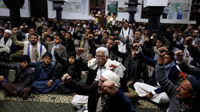 Rebeldes houtíes siguen una conferencia de su líder, Abdul-Malik al-Houthi, en la televisión, el pasado 3 de febrero