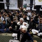 Rebeldes houtíes siguen una conferencia de su líder, Abdul-Malik al-Houthi, en la televisión, el pasado 3 de febrero