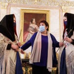 La alcaldesa de Segovia, Clara Luquero, entrega simbólicamente el bastón de mando a las alcaldesas de Zamarramala, Alicia Calvo (D) y María Elena Rincón (I), con motivo de las Fiestas de Santa Ágüeda