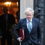 El primer ministro británico, Boris Johnson, junto con su dimitida asesora Munira Mirza