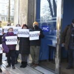 Militantes de Podemos se manifiestan contra el despido irregular de cuatro trabajadores, un día antes de que se apruebe la reforma laboral